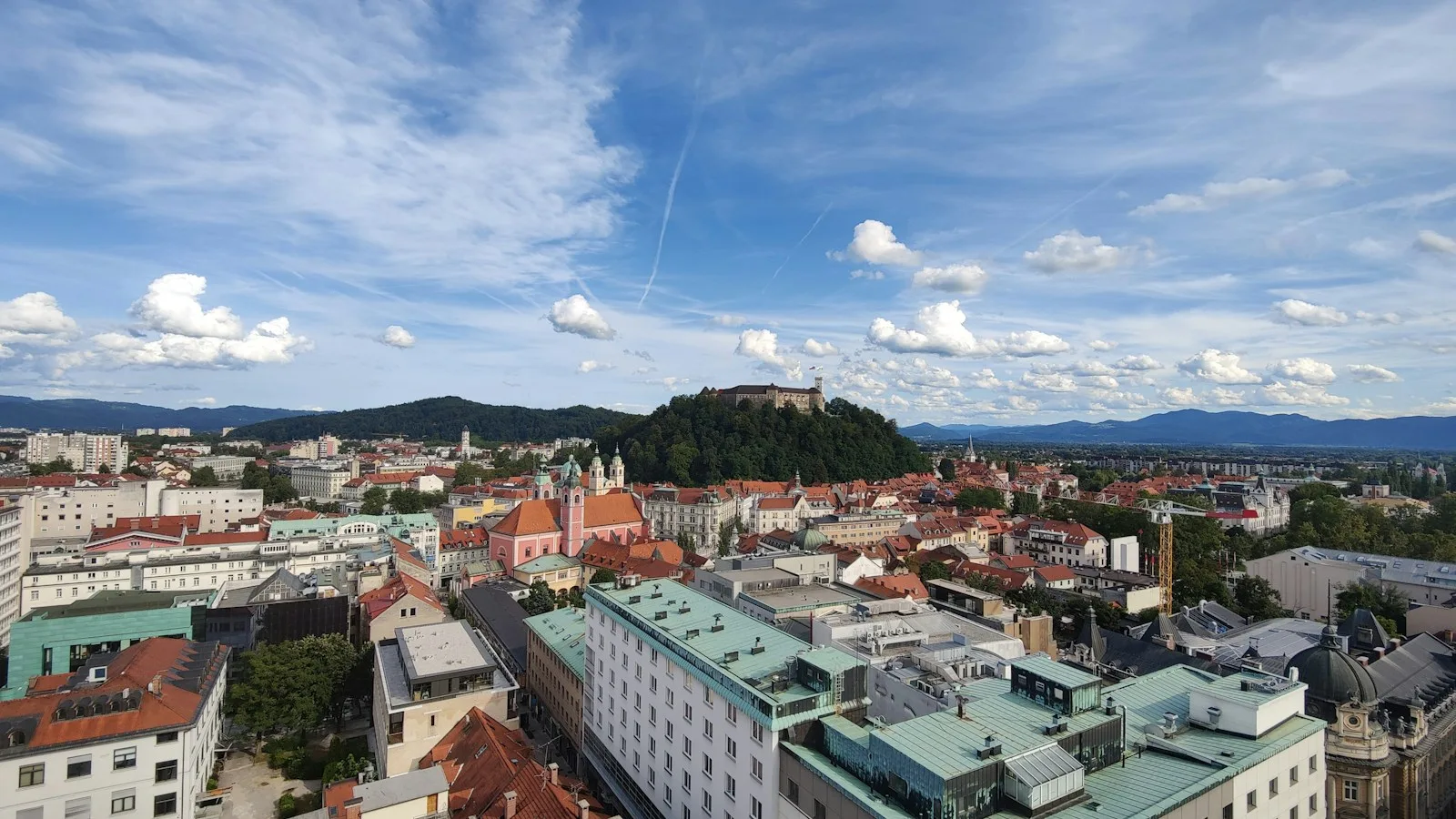 Chambre d'hôtel moderne avec vue sur les pistes de l'aéroport de Ljubljana au petit matin