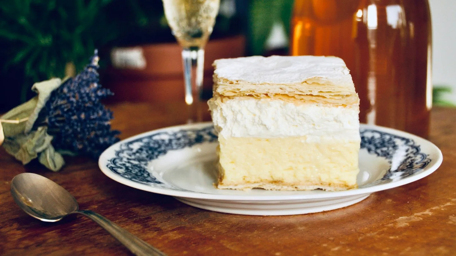 Part de kremšnita de Bled, gâteau à la crème vanille et chantilly, servie en terrasse face au lac