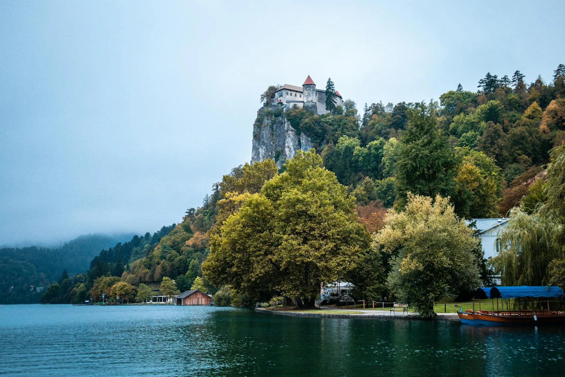 Les zones où séjourner autour du lac