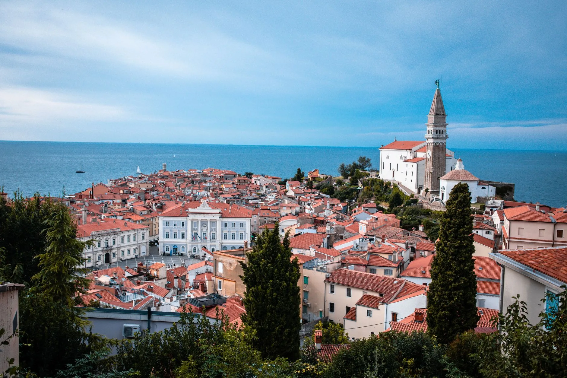L'église Saint-Georges et la vue depuis les remparts