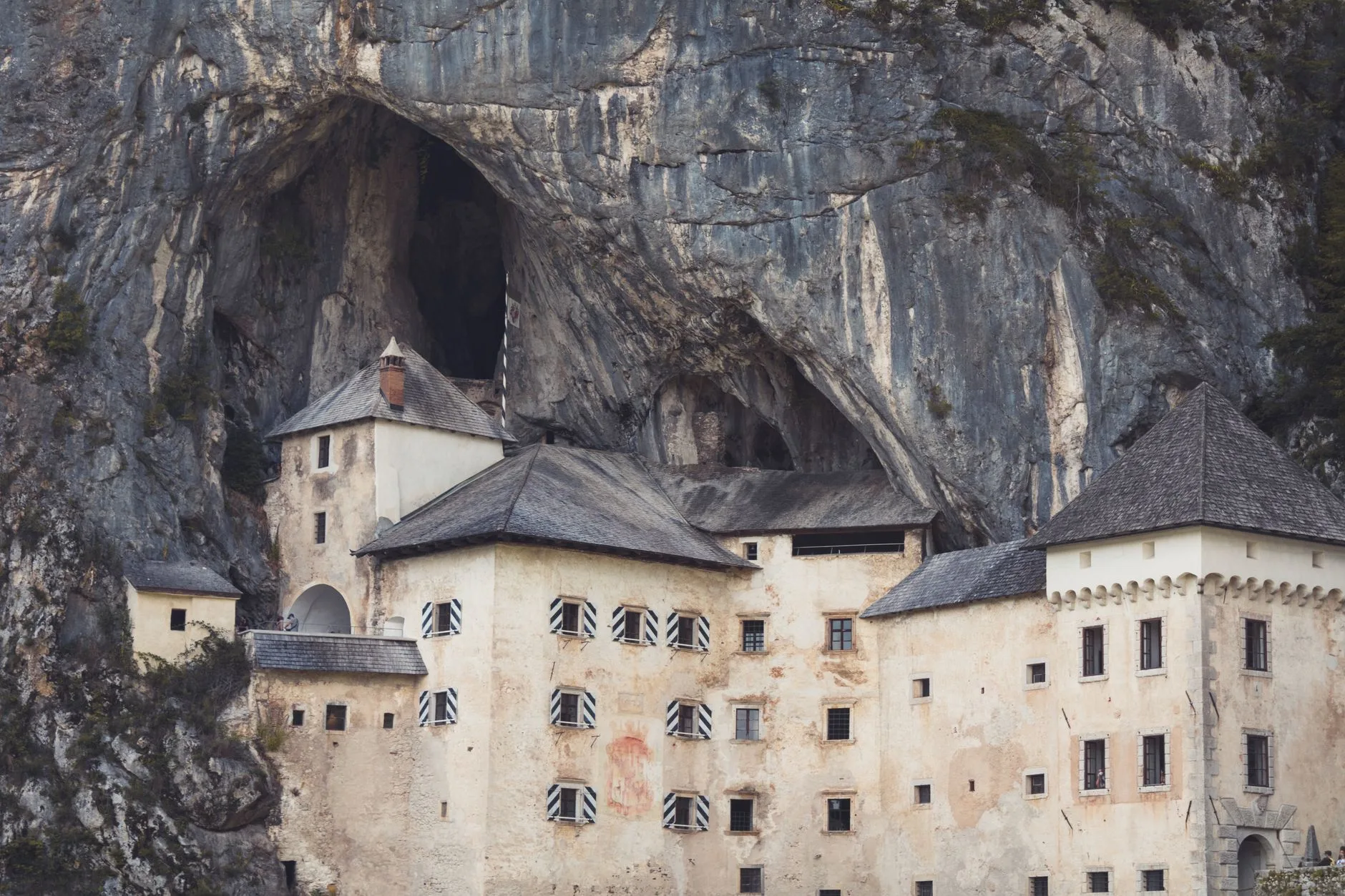 Le château de Predjama : l'incroyable forteresse dans la falaise